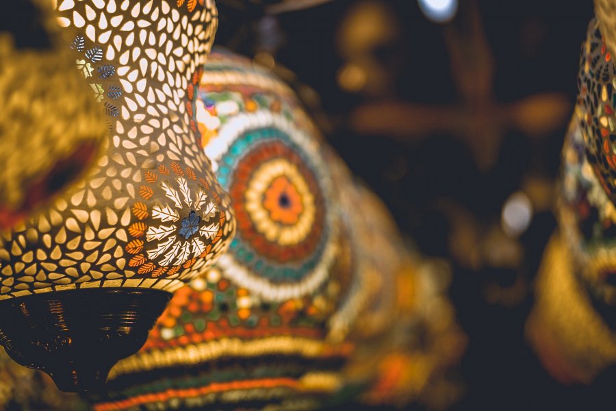 lampy wiszące kolonialne często są zdobione mozaiką